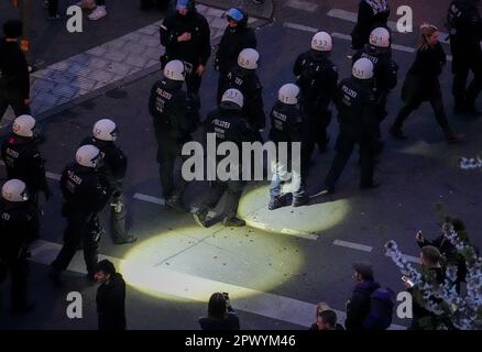 Berlin, Deutschland. 01. Mai 2023. Die Polizei hat Kottbusser Tor in Kreuzberg nach der Demonstration zum "revolutionären Mai-Tag" gesichert. Kredit: Kay Nietfeld/dpa/Alamy Live News Stockfoto