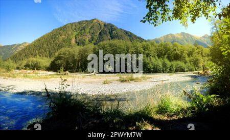 Kleiner, klarer, kalter Bach mit Felsen am Strand im Arkhyz Gebirgskamm - Foto der Natur Stockfoto