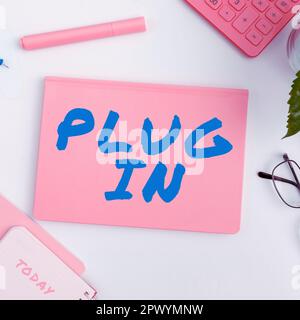 Schild mit der Anzeige „Plug in, Internet“-Konzept Gerät wird mit Strom versorgt, um es einzuschalten Stromversorgung herstellen Stockfoto