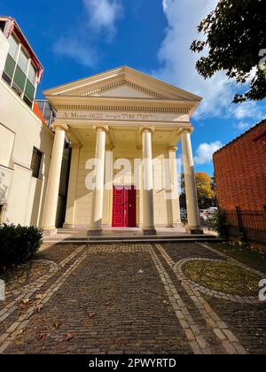 Delft, Niederlande - 15. Oktober 2021: Außenansicht der Delft-Synagoge am Koornmarkt, heute als Kulturzentrum genutzt. Stockfoto