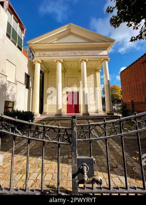 Delft, Niederlande - 15. Oktober 2021: Außenansicht der Delft-Synagoge am Koornmarkt, heute als Kulturzentrum genutzt. Stockfoto