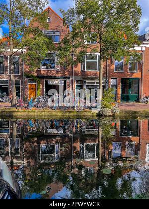 Delft, Niederlande - 15. Oktober 2021: Blick auf die Straße und eine Szene von den Kanälen in Delft, einer wunderschönen Kleinstadt in den Niederlanden. Stockfoto