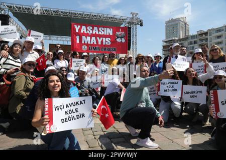 Konak, Izmir - Türkei - 05,01,2023: Gewerkschaften und politische Parteien feiern den 1. Mai, den Internationalen Tag der Arbeiter in Izmir, Türkei. Stockfoto