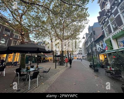 Delft, Niederlande - 15. Oktober 2021: Straßenblick und Stadtaufnahmen in Delft, einer wunderschönen Kleinstadt in den Niederlanden. Stockfoto