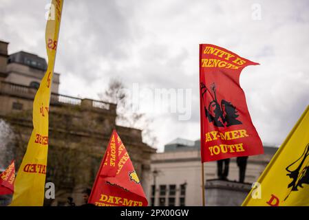 London, Großbritannien. 01. Mai 2023. Banner werden während der London May Day Rally und im März gezeigt. Organisationskomitee am Londoner Mai kämpft für angemessene Bezahlung und Arbeitsbedingungen, rettet Arbeitsplätze und Dienstleistungen und schafft gewerkschaftsfeindliche Gesetze ab. Kredit: SOPA Images Limited/Alamy Live News Stockfoto