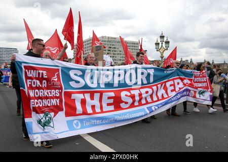 London, Großbritannien. 01. Mai 2023. Krankenschwestern halten Fahnen und Banner während einer Schwesternkundgebung am Trafalgar Square anlässlich des Maifeiertags. Krankenschwestern marschieren vom St. Thomas' Hospital zum Trafalgar Square im Zentrum von London am Mai Streik für 24 Stunden über Bezahlung, Rekrutierung und Verbleib im nationalen Gesundheitsdienst. (Foto: Steve Taylor/SOPA Images/Sipa USA) Guthaben: SIPA USA/Alamy Live News Stockfoto