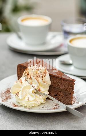 Ein Stück Sachertorte auf dem Teller im Café in Wien, Österreich. Stockfoto