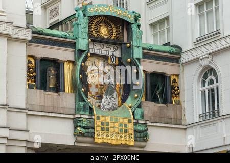 Berühmte historische Anker-Uhr in Wien, Österreich Stockfoto