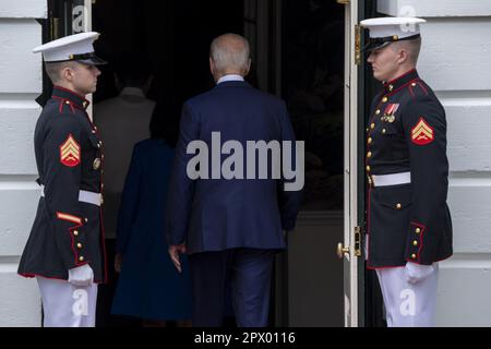 Washington, Usa. 01. Mai 2023. USA Präsident Joe Biden betritt das Weiße Haus, nachdem er am Montag, den 1. Mai 2023, den Präsidenten der Philippinen, Ferdinand R. Marcos Jr., und Frau Louise Araneta-Marcos am Südportico des Weißen Hauses in Washington, DC, begrüßt hatte. Marcos sagte, er sei „entschlossen, noch stärkere Beziehungen zu den USA aufzubauen“, bevor er sich mit Präsident Joe Biden trifft. Foto: Ken Cedeno/UPI Credit: UPI/Alamy Live News Stockfoto