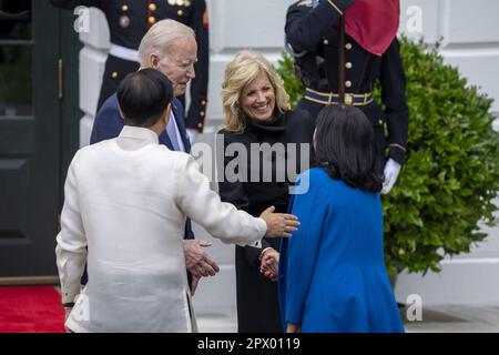 Washington, Usa. 01. Mai 2023. USA Präsident Joe Biden und First Lady Jill Biden begrüßen die Präsidentin der Philippinen Ferdinand R. Marcos Jr. und Frau Louise Araneta-Marcos am Südportico des Weißen Hauses in Washington, D.C. am Montag, den 1. Mai 2023. Marcos sagte, er sei „entschlossen, noch stärkere Beziehungen zu den USA aufzubauen“, bevor er sich mit Präsident Joe Biden trifft. Foto: Ken Cedeno/UPI Credit: UPI/Alamy Live News Stockfoto