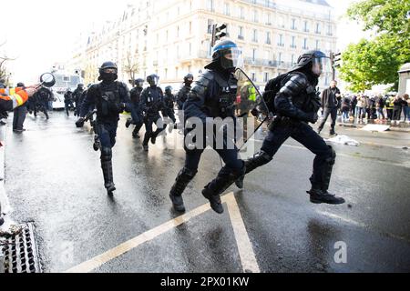 Demonstranten und französische Polizei streiten sich während der Mayday-Unruhen am 1. Mai 2023 im Zentrum von Paris. Viele kamen, um ihre Abneigung gegen Präsident Macron und seine derzeitige Politik zum Ausdruck zu bringen. Stockfoto