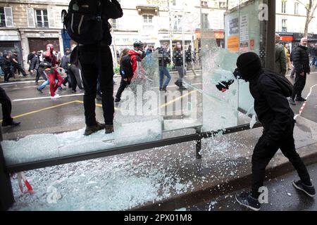 Demonstranten und französische Polizei streiten sich während der Mayday-Unruhen am 1. Mai 2023 im Zentrum von Paris. Viele kamen, um ihre Abneigung gegen Präsident Macron und seine derzeitige Politik zum Ausdruck zu bringen. Stockfoto