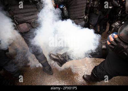 Demonstranten und französische Polizei streiten sich während der Mayday-Unruhen am 1. Mai 2023 im Zentrum von Paris. Viele kamen, um ihre Abneigung gegen Präsident Macron und seine derzeitige Politik zum Ausdruck zu bringen. Stockfoto