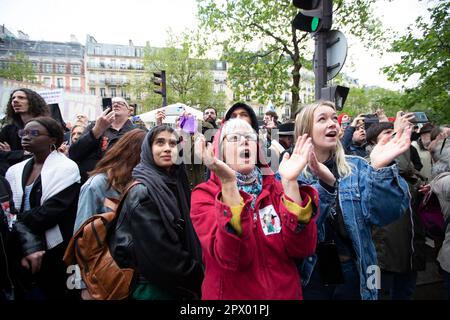 Demonstranten und französische Polizei streiten sich während der Mayday-Unruhen am 1. Mai 2023 im Zentrum von Paris. Viele kamen, um ihre Abneigung gegen Präsident Macron und seine derzeitige Politik zum Ausdruck zu bringen. Stockfoto