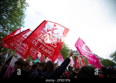 Paris, Frankreich. 1. Mai 2023 Jugendbewegung für Kommunisten Frankreichs nimmt am 1. 2023. Mai an einer Demonstration Teil, um gegen die Rentenreformen von Präsident Macrons zu protestieren, die das Rentenalter in Frankreich von 62 auf 64 Jahre erhöhen. Die Demonstration im Mai 1. ist eine jährliche Veranstaltung, bei der die Rechte der Arbeitnehmer hervorgehoben werden, und dieses Jahr war sie aufgrund der jüngsten Reformen der Regierungen konfrontativer als in den Vorjahren. Stockfoto