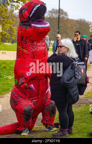 London, Vereinigtes Königreich - April 30. 2023: Posie Parker (Kellie-Jay Keen-Minshull) spricht mit anderen Aktivisten auf der Veranstaltung „Let Women Speak“ im Hyde Park. Stockfoto