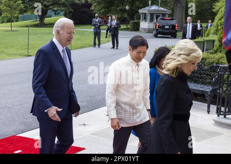 Washington, Usa. 01. Mai 2023. US-Präsident Joe Biden (R) und First Lady Jill Biden begrüßen den Präsidenten der Philippinen Ferdinand Marcos Jr. (C-L) und seine Frau Louise Araneta-Marcos am 1. Mai im südlichen Rasen des Weißen Hauses in Washington, D.C. 2023. Der Besuch von Marcos Jr. im Weißen Haus findet statt, nachdem die USA und die Philippinen inmitten von Spannungen mit China in Bezug auf Taiwan Kriegsübungen durchgeführt haben. Foto: Jim Lo Scalzo/UPI Credit: UPI/Alamy Live News Stockfoto