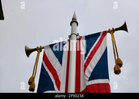 Weißer Lampenpfosten mit Union Jack und Goldtasken zur Krönung des Königs Stockfoto