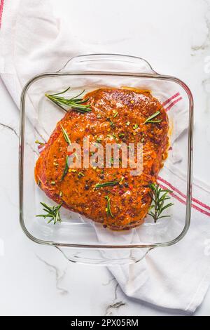 Klassisches mariniertes Rindersteak in Schüssel auf weißem Küchentisch Stockfoto