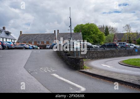 Wimborne, Vereinigtes Königreich - Mai 1. 2023: Kings Street Car Park Stockfoto