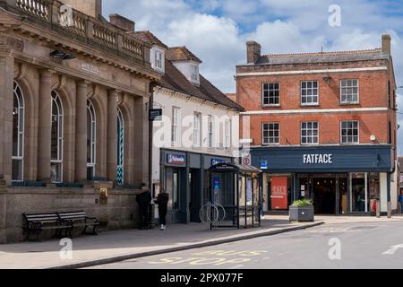 Wimborne, Vereinigtes Königreich - Mai 1. 2023: Wimborne Minster High Street FatFace und Nationwide Wimborne Stockfoto