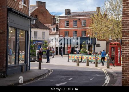 Wimborne, Vereinigtes Königreich - Mai 1. 2023: Wimborne Minster Town Center und High Street Stockfoto