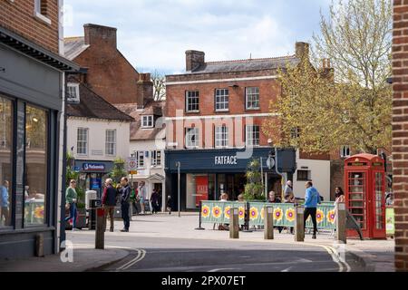 Wimborne, Vereinigtes Königreich - Mai 1. 2023: Wimborne Minster Town Center und High Street Stockfoto