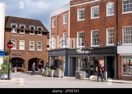 Wimborne, Vereinigtes Königreich - Mai 1. 2023: Wimborne Minster Town Center Rohan and Seasalt Shops Stockfoto