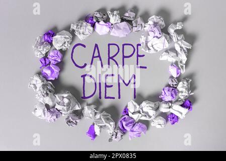 Schriftsteller Carpe Diem, öffentliches Konzeptfoto-Festival, auf dem Menschen Musik und Tanz spielen Stockfoto