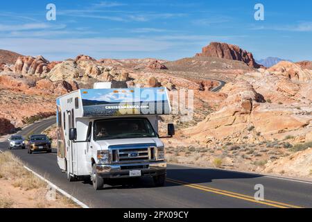 Kreuzfahrt mit dem Mietwagen America auf der malerischen Fahrt am Rainbow Vista im Valley of Fire State Park vorbei an farbenfroher Wüstenlandschaft Stockfoto