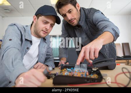 Zwei Männer reparieren Hardware-Ausrüstung von pc Stockfoto