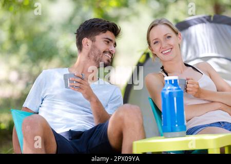 Ein junges Paar frühstückt im Camping Stockfoto
