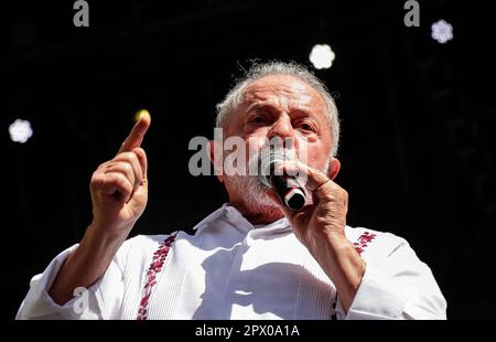 Sao Paulo, Brasilien. 01. Mai 2023. Luiz Inacio Lula da Silva, brasilianischer Präsident, spricht während einer Rallye am Labor Day. Kredit: Allison Sales/dpa/Alamy Live News Stockfoto