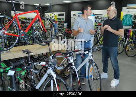 Fahrradverkäufer in einer Fahrradlounge Stockfoto