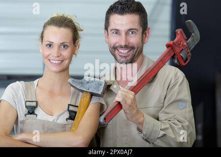 Mann und Frau mit Werkzeugen Stockfoto