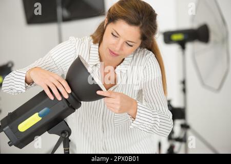 Ein professioneller Fotograf repariert das Licht Stockfoto