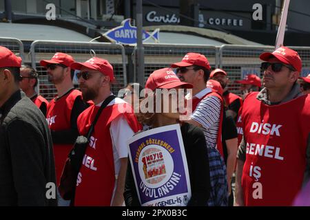 Konak, Izmir - Türkei - 05,01,2023: Gewerkschaften und politische Parteien feiern den 1. Mai, den Internationalen Tag der Arbeiter in Izmir, Türkei. Stockfoto