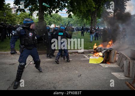 Paris, Frankreich. 01. Mai 2023. Paris, FR, 01. Mai 2023. Die Polizei beschuldigt Demonstranten. Tausende kommen für die Kundgebungen am Maitag an. Seit Emmanuel Macron die Rentenreform einführte, die das Rentenalter von 62 auf 64 Jahre erhöht, gab es Proteste. Historisch gesehen ist der 1. Mai der Internationale Tag der Arbeit, der Arbeiter und Arbeiter gedenkt. Kredit: Andy Barton/Alamy Live News Stockfoto