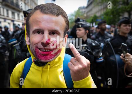 Paris, Frankreich. 01. Mai 2023. Paris, FR, 01. Mai 2023. Ein Demonstrante mit Emmanuel Macron Maske wartet auf den Beginn der Kundgebung. Tausende kommen für die Kundgebungen am Maitag an. Seit der Einführung der Rentenreform durch Macron, die das Rentenalter von 62 auf 64 Jahre erhöht, sind Proteste zu verzeichnen. Historisch gesehen ist der 1. Mai der Internationale Tag der Arbeit, der Arbeiter und Arbeiter gedenkt. Kredit: Andy Barton/Alamy Live News Stockfoto