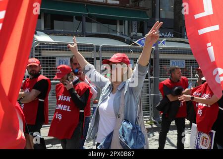 Konak, Izmir - Türkei - 05,01,2023: Gewerkschaften und politische Parteien feiern den 1. Mai, den Internationalen Tag der Arbeiter in Izmir, Türkei. Stockfoto