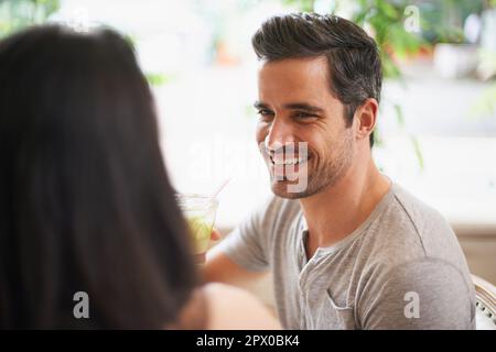 Er ist so verliebt in sie. Ein gutaussehender Mann auf einem Date mit seiner Frau. Stockfoto