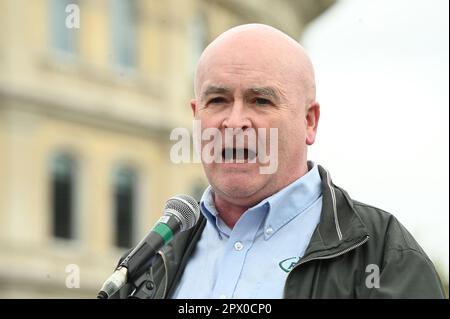 London, Großbritannien. 1. Mai 2023; Sprecher Michael Lynch vom RMT-Generalsekretär bei der Gewerkschaft vertritt die arbeitenden Menschen am Tag der Arbeit. Die Union und die Arbeiterklasse kämpfen auch für den Sozialismus gegen den kapitalistischen Bruch am Trafalgar Square. Kredit: Siehe Li/Picture Capital/Alamy Live News Stockfoto