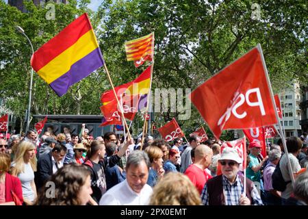 Barcelona, Spanien. 01. Mai 2023. Die Menschen halten die Parteiflaggen der Sozialistischen Partei Kataloniens (PSC) während der Kundgebung am Mai anlässlich des Internationalen Arbeitstages in Madrid. Rund 5000 Arbeitnehmer aus Gewerkschaften und Verbänden marschieren am ist May (Internationaler Tag der Arbeit), um Arbeiter und Arbeiter zu feiern und gegen Ungleichheit und die Krise der Lebenshaltungskosten zu protestieren. Kredit: SOPA Images Limited/Alamy Live News Stockfoto