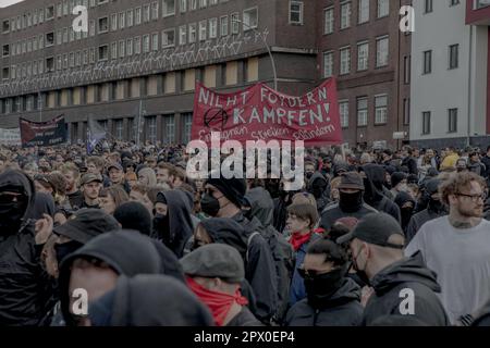 1. Mai 2023, Berlin, Deutschland: Am 1. Mai 2023 nahmen Tausende von Menschen an der Demonstration zum Maitag in Berlin Teil. Die Demonstration "Revolutionärer Mai 1." in Kreuzberg endete vorzeitig, wobei die Polizei die Vorwürfe der Kettling-Demonstranten abstreitete. Stattdessen bestand die Polizei darauf, dass die mobilen Barrikaden am Kottbusser Tor zum Schutz ihrer Station eingerichtet wurden. Der Engpass im New Kreuzberg Center war eher auf seine Architektur als auf einen absichtlichen Umzug hin zu Kettle-Demonstranten zurückzuführen. Aufgrund der überfüllten Menschenmassen am Kottbusser Tor hatten viele Demonstranten Klaustrophobie, und da waren wir Stockfoto