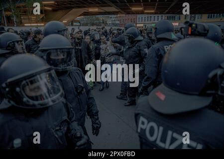 Am 1. Mai 2023 nahmen Tausende von Menschen an der Demonstration zum Maitag in Berlin Teil. Die Demonstration "Revolutionär Mai 1." in Kreuzberg endete vorzeitig, wobei die Polizei die Vorwürfe der Kettling-Demonstranten abstreitete. Stattdessen bestand die Polizei darauf, dass die mobilen Barrikaden am Kottbusser Tor zum Schutz ihrer Station eingerichtet wurden. Der Engpass im New Kreuzberg Center war eher auf seine Architektur als auf einen absichtlichen Umzug hin zu Kettle-Demonstranten zurückzuführen. Aufgrund der überfüllten Menschenmassen am Kottbusser Tor hatten viele Demonstranten Klaustrophobie, und es gab Berichte über lautes Feuerwerk cau Stockfoto