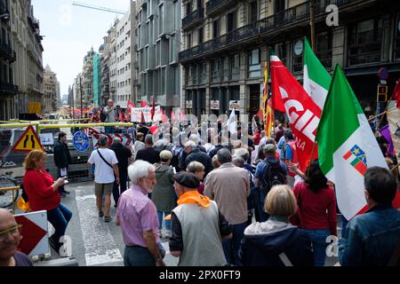 Barcelona, Spanien. 01. Mai 2023. Anlässlich des Internationalen Arbeitertags in Madrid nimmt eine Menschenmenge mit Flaggen an der Kundgebung zum Mai Teil. Rund 5000 Arbeitnehmer aus Gewerkschaften und Verbänden marschieren am ist May (Internationaler Tag der Arbeit), um Arbeiter und Arbeiter zu feiern und gegen Ungleichheit und die Krise der Lebenshaltungskosten zu protestieren. (Foto: Davide Bonaldo/SOPA Images/Sipa USA) Guthaben: SIPA USA/Alamy Live News Stockfoto