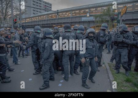 Am 1. Mai 2023 nahmen Tausende von Menschen an der Demonstration zum Maitag in Berlin Teil. Die Demonstration "Revolutionär Mai 1." in Kreuzberg endete vorzeitig, wobei die Polizei die Vorwürfe der Kettling-Demonstranten abstreitete. Stattdessen bestand die Polizei darauf, dass die mobilen Barrikaden am Kottbusser Tor zum Schutz ihrer Station eingerichtet wurden. Der Engpass im New Kreuzberg Center war eher auf seine Architektur als auf einen absichtlichen Umzug hin zu Kettle-Demonstranten zurückzuführen. Aufgrund der überfüllten Menschenmassen am Kottbusser Tor hatten viele Demonstranten Klaustrophobie, und es gab Berichte über lautes Feuerwerk cau Stockfoto