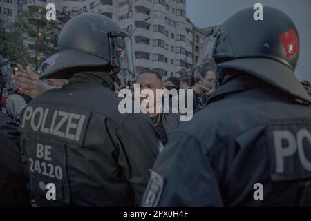 1. Mai 2023, Berlin, Deutschland: Am 1. Mai 2023 nahmen Tausende von Menschen an der Demonstration zum Maitag in Berlin Teil. Die Demonstration "Revolutionärer Mai 1." in Kreuzberg endete vorzeitig, wobei die Polizei die Vorwürfe der Kettling-Demonstranten abstreitete. Stattdessen bestand die Polizei darauf, dass die mobilen Barrikaden am Kottbusser Tor zum Schutz ihrer Station eingerichtet wurden. Der Engpass im New Kreuzberg Center war eher auf seine Architektur als auf einen absichtlichen Umzug hin zu Kettle-Demonstranten zurückzuführen. Aufgrund der überfüllten Menschenmassen am Kottbusser Tor hatten viele Demonstranten Klaustrophobie, und da waren wir Stockfoto