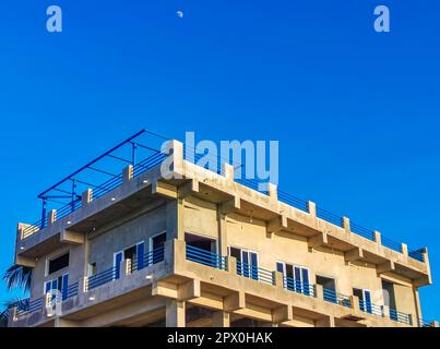 Riesige gigantische Baustelle, die eine Ruinenbaustelle in Zicatela Puerto Escondido Oaxaca Mexiko baut. Stockfoto