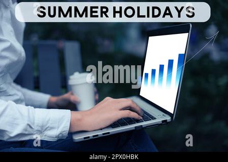 Schreiben mit Text Sommerferien, Wort geschrieben auf Urlaub während der Sommersaison Schulferien oder Ferien Stockfoto